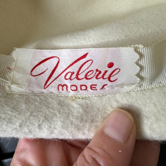 Vintage 50s Merri-Soie Cream Wool Cloche Hat, Rhinestone Bow Accent - Picture 6 of 7